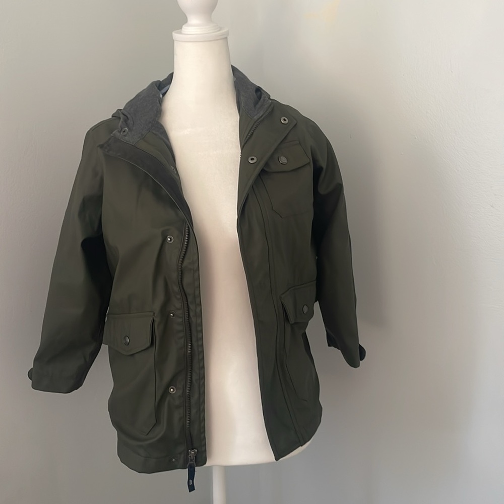 GAP kids green rain coat, lined, zips and snaps, size S (6-7) Like New.